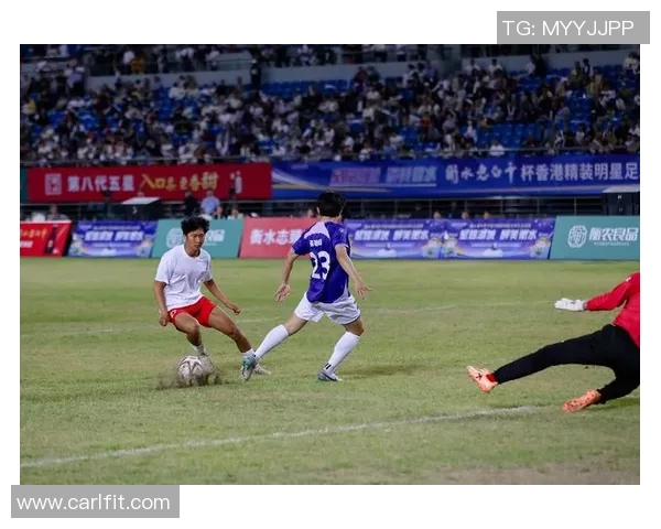 足球明星与球迷温馨瞬间捕捉球场外的感人时刻与欢笑分享