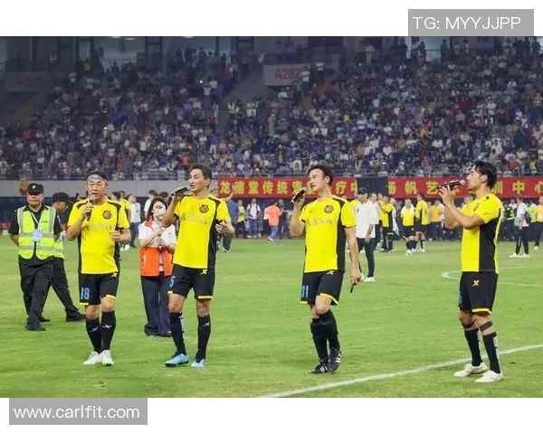 足球明星之间的深厚友谊与团结精神如何影响赛场内外的表现与合作