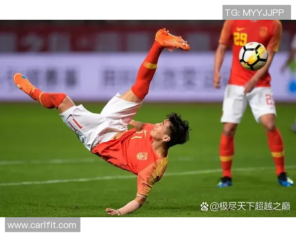 足球明星挑战极限踢木板赛场展现惊人技巧与力量的精彩瞬间