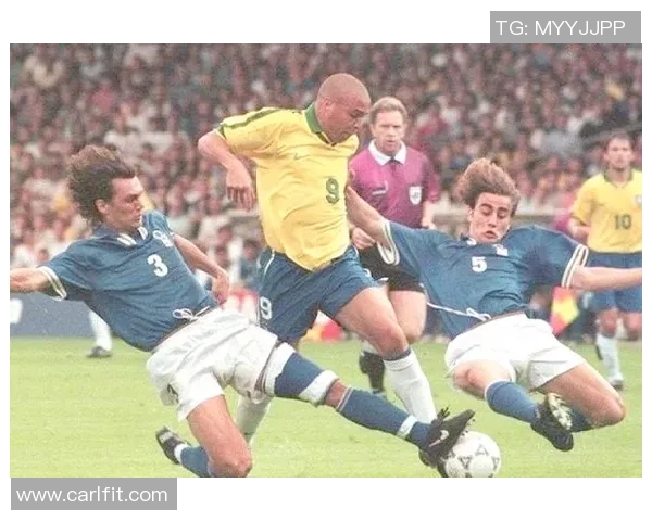 足球明星背后的故事与精彩瞬间全记录视频分享